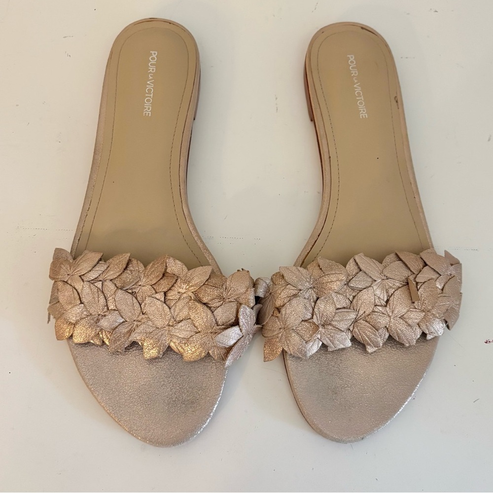 Pour La Victoire Lani Flat Sandals Beige Rose Gold Leather Floral Applique, 9